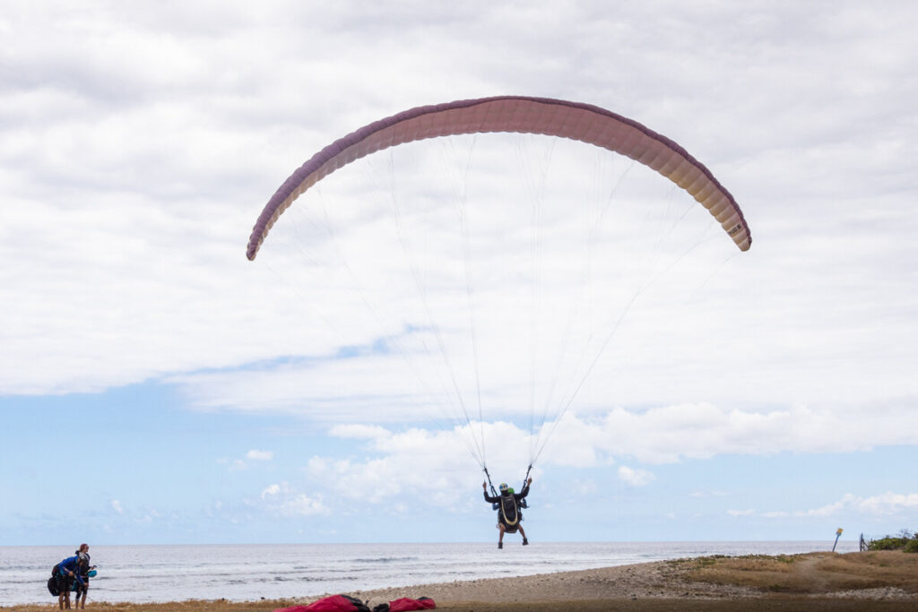 Atterrissage d'un parapente sur la plage à La Réunion
