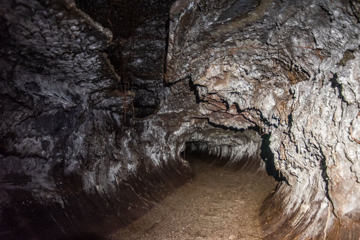 Chemin dans un tunnel de lave du Piton de la Fournaise