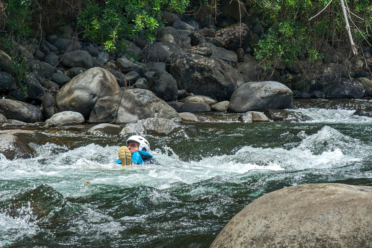 Descente à la nage dans le rapide d'une rivière à La Réunion
