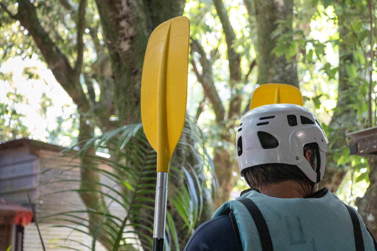 Equipement de rafting à La Réunion avec une pagaie, un casque et un gilet de sauvetage