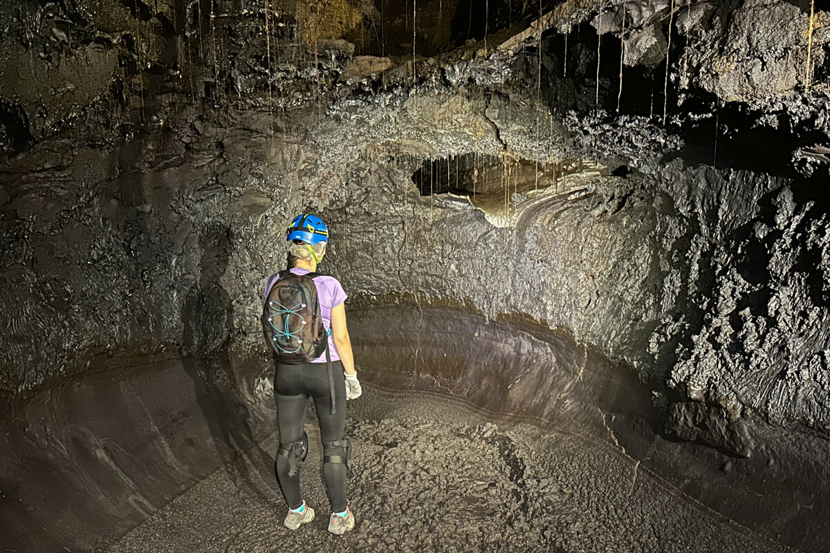 Marche à l'intérieur d'un tunnel de lave à La Réunion