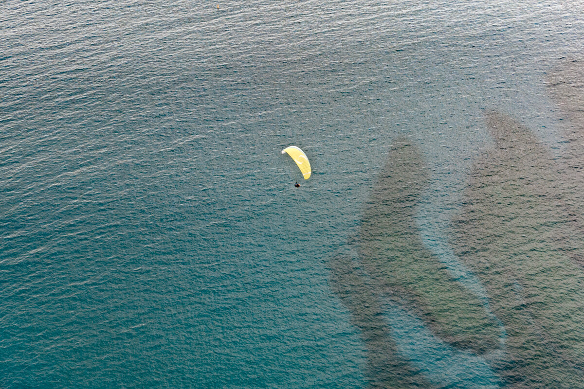 Parapente au-dessus du lagon de Saint-Leu à la Réunion