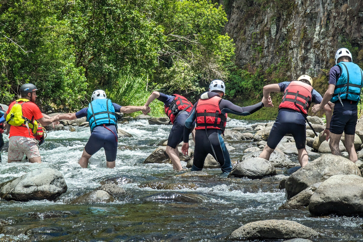 Accès à un rapide à pieds dans une rivière à La Réunion