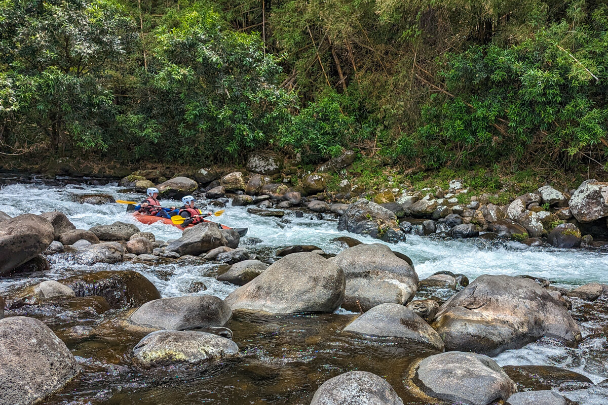 Cailloux sur la rivière pendant le rafting à La Réunion