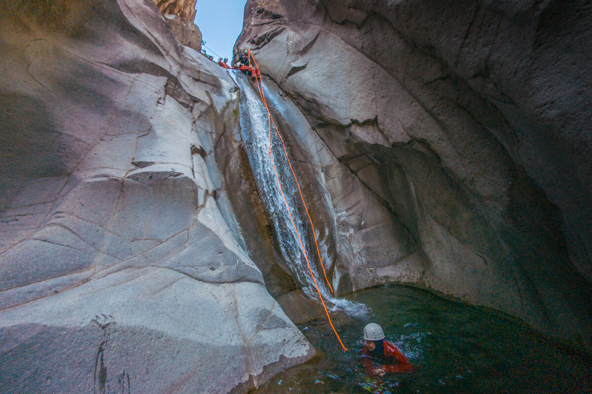 Dans un bassin après une descente dans le canyon de Fleur Jaune