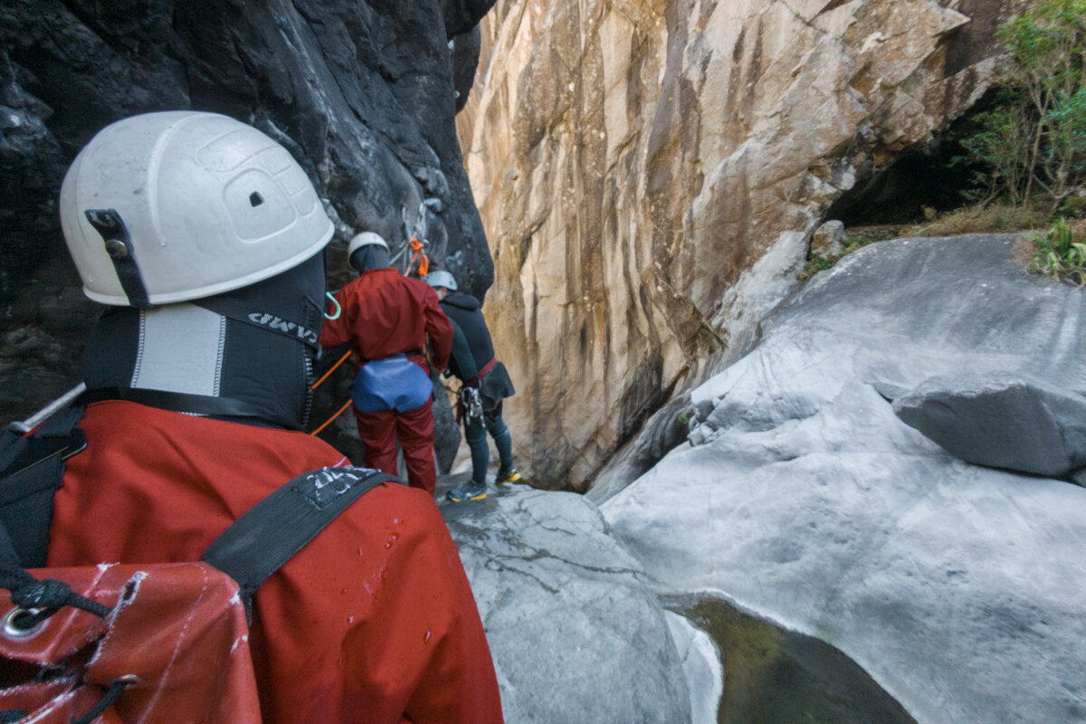 Groupe au canyoning à Cilaos en préparation à la première descente