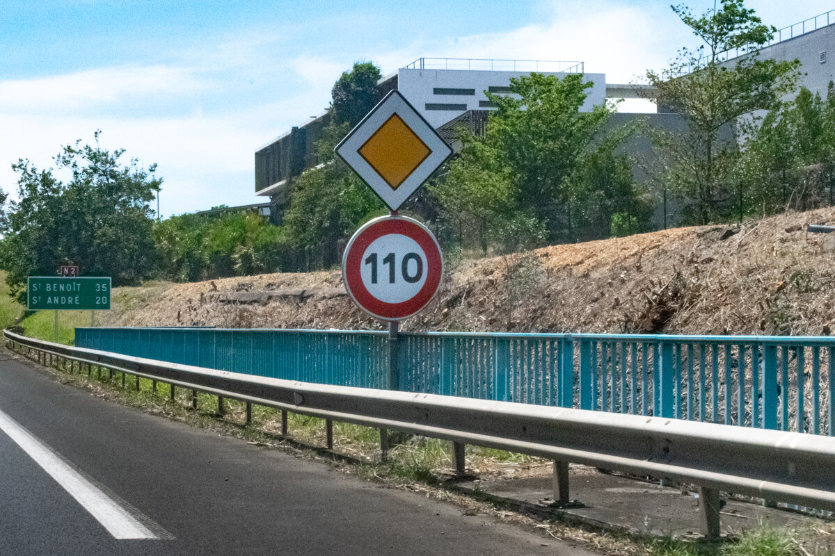 Panneau de limitation à 110 km/h à La Réunion