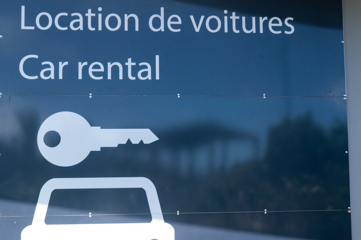 Panneau pour la location de voiture à l'aéroport Saint-Denis de La Réunion