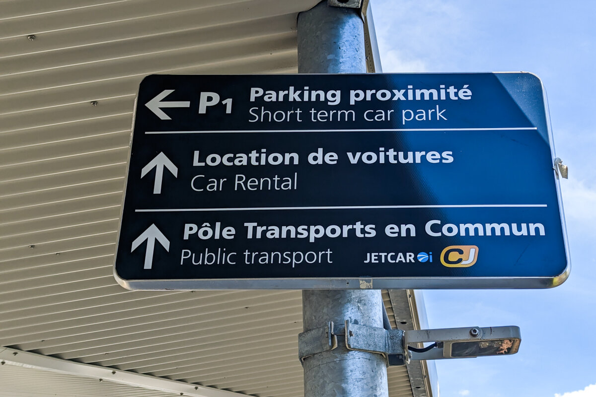 Panneaux d'accès pour la location de voiture à l'aéroport de La Réunion