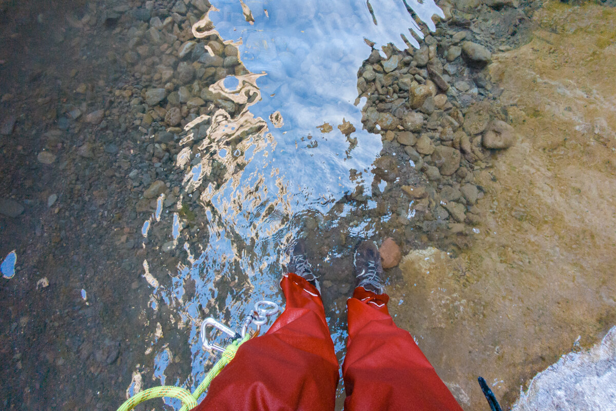 Pieds dans l'eau au canyoning Fleur Jaune à Cilaos