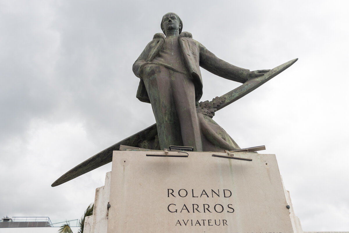 Statue de Roland Garros à Saint-Denis
