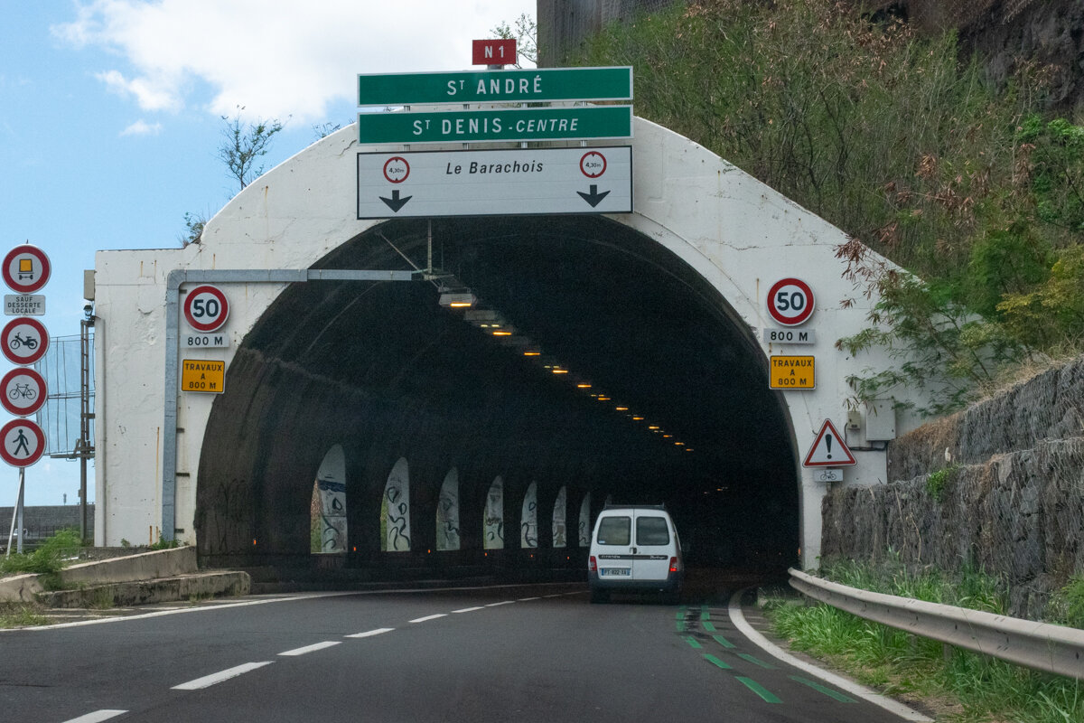 Tunnel sur la route du littoral à La Réunion