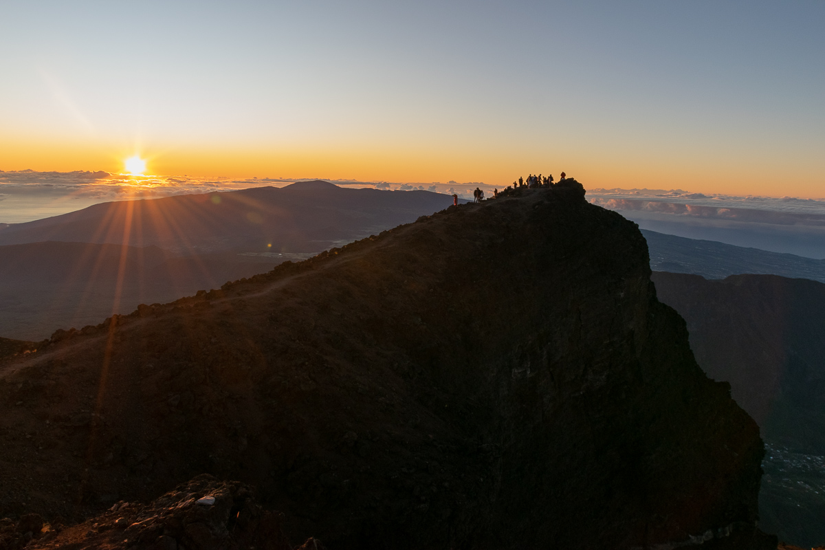 Lever du jour au sommet du volcan à la Réunion