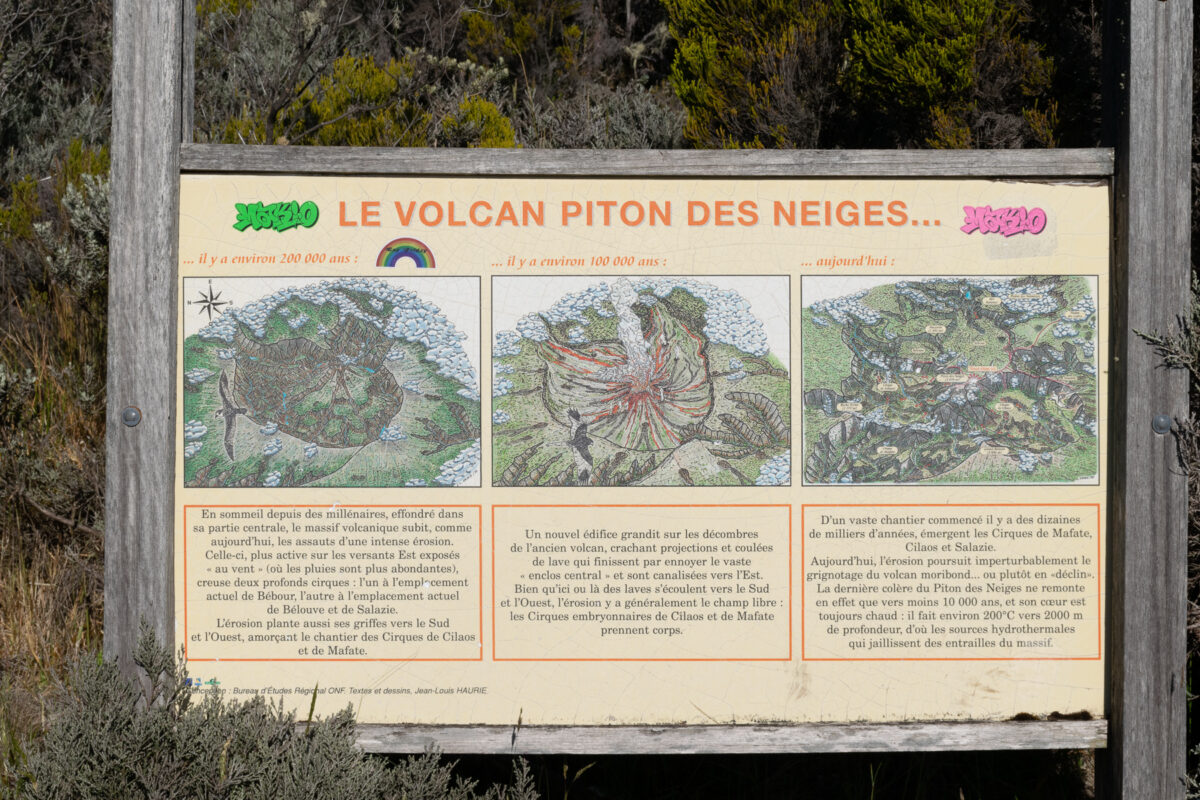 Panneau explicatif sur le volcan du Piton des Neiges