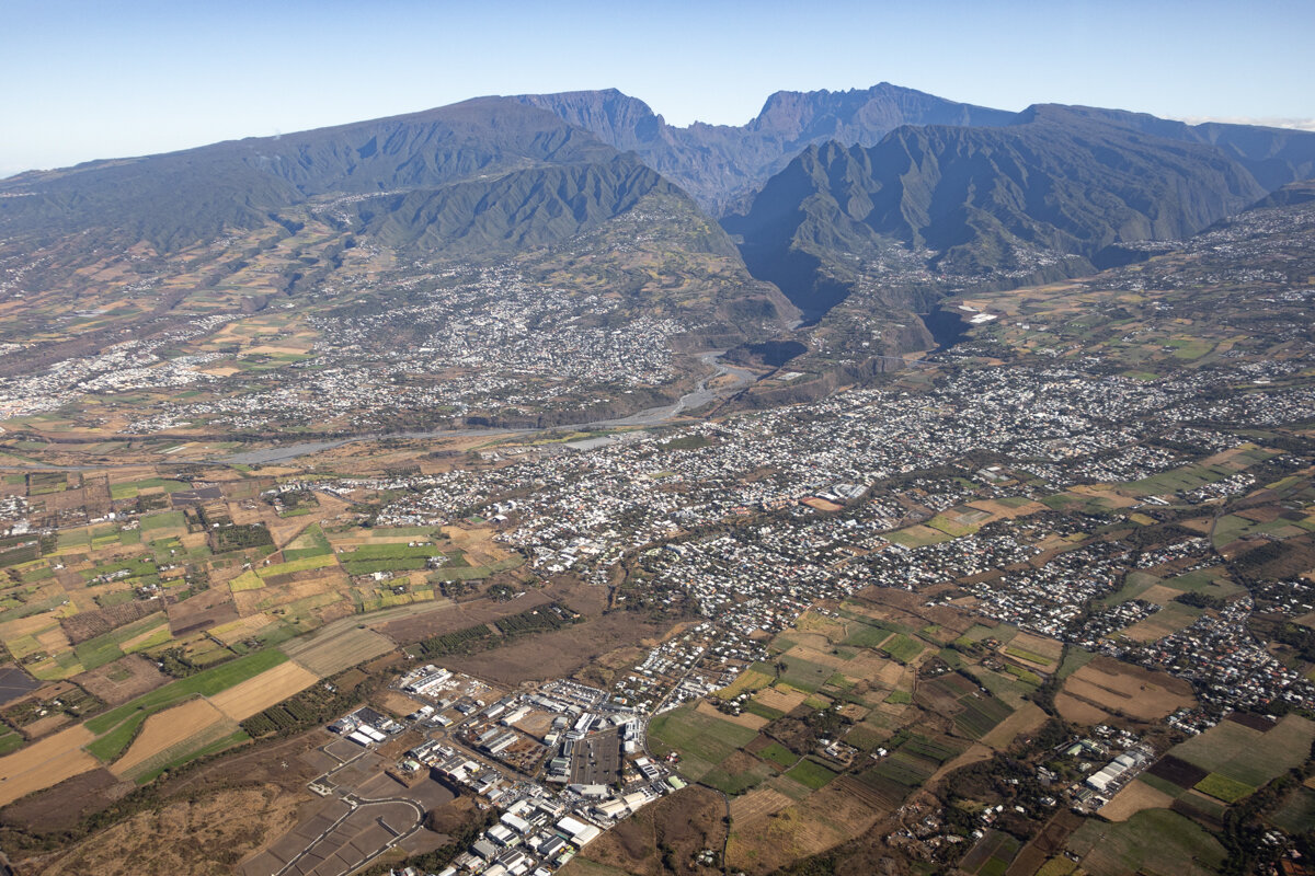 Cirque et villages à la Réunion depuis le ciel