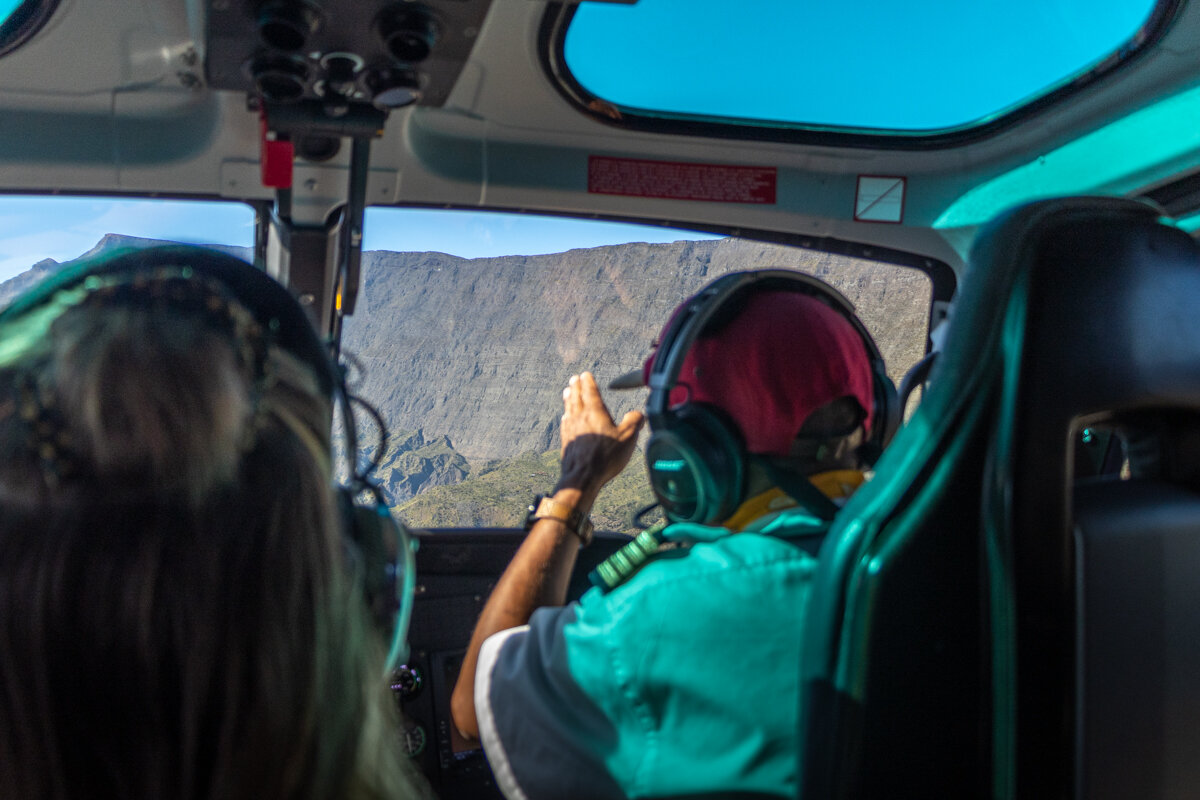 Indications du pilote pendant le vol en hélicoptère à La Réunion