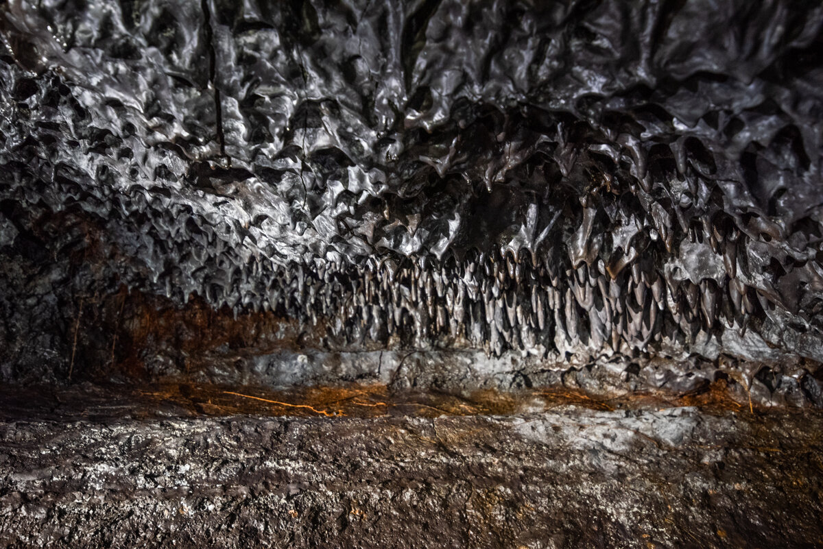 Formes au plafond dans un tunnel de lave