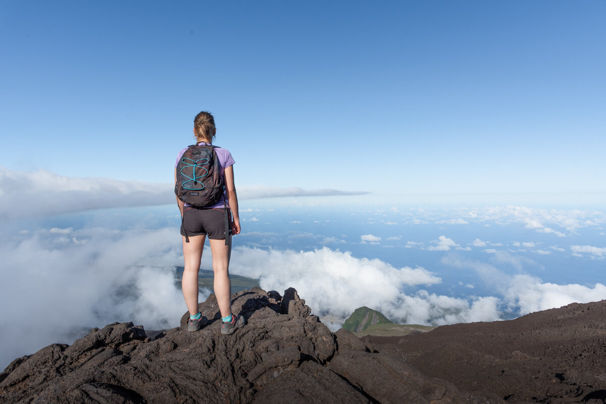 Profiter de la vue pendant la randonnée du Piton de la Fournaise à La Réunion