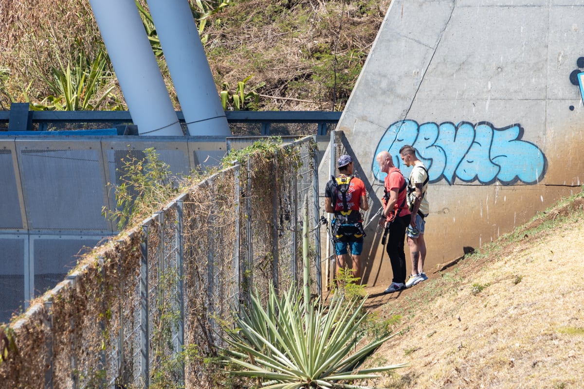 Brief à l'entrée du saut à l'élastique