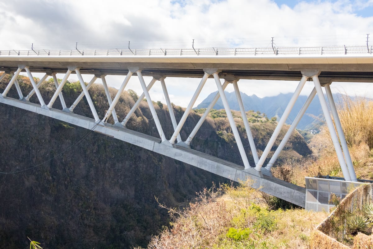 Côté du pont où marcher