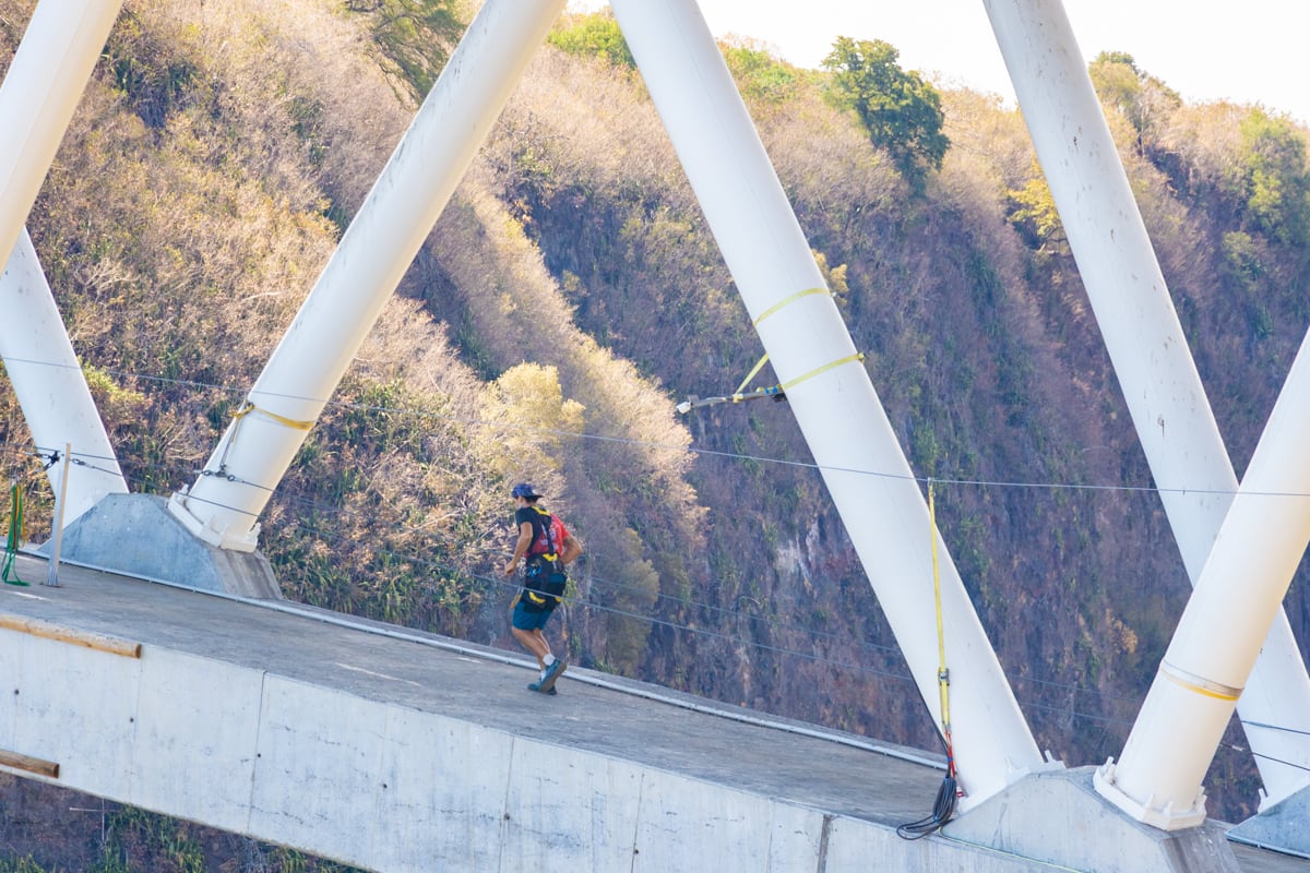 Moniteur sur la passerelle au saut à l'élastique