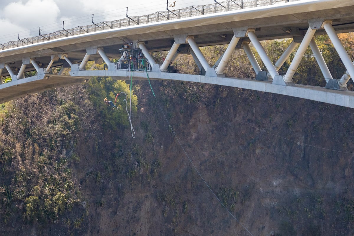 Saut à l'élastique d'une femme