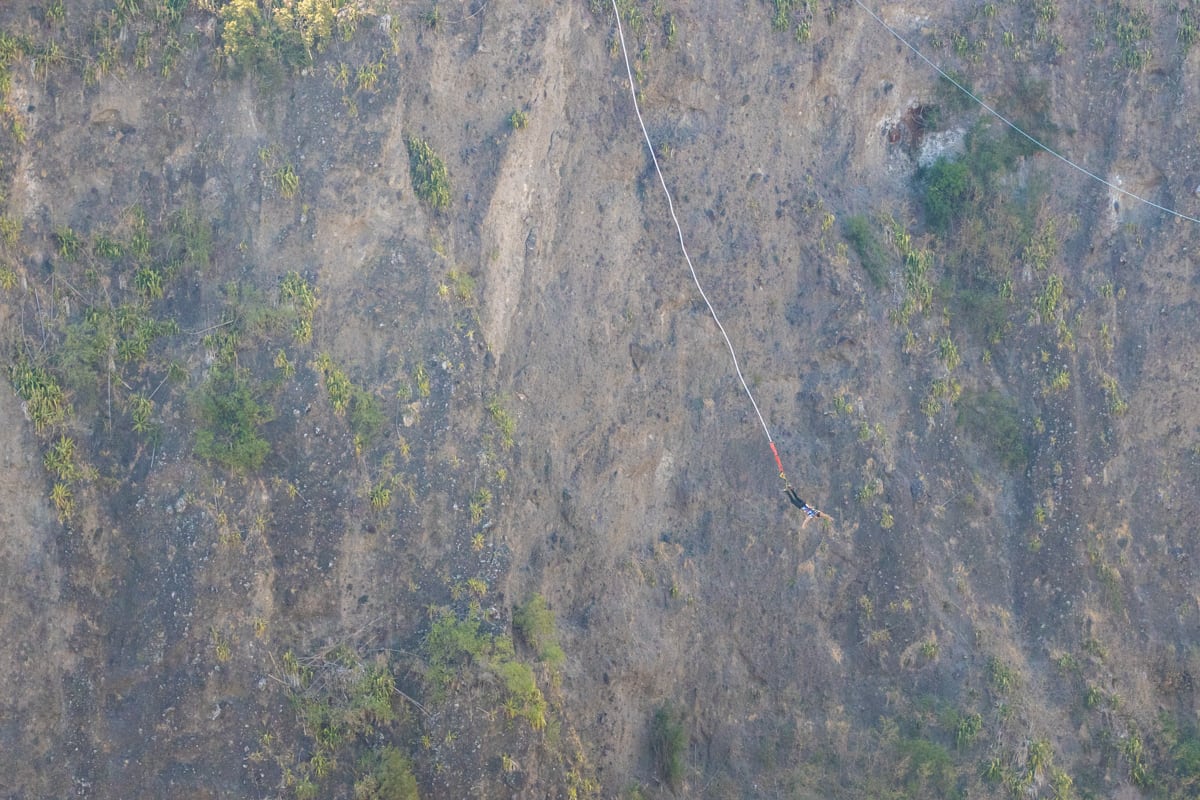 Saut à l'élastique d'un homme