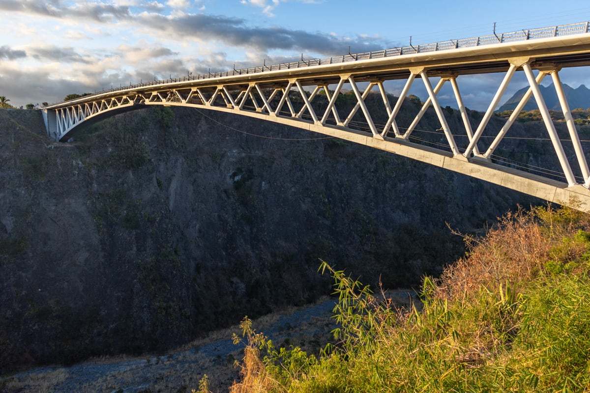 Vue d'ensemble du pont pour le saut à l'élastique