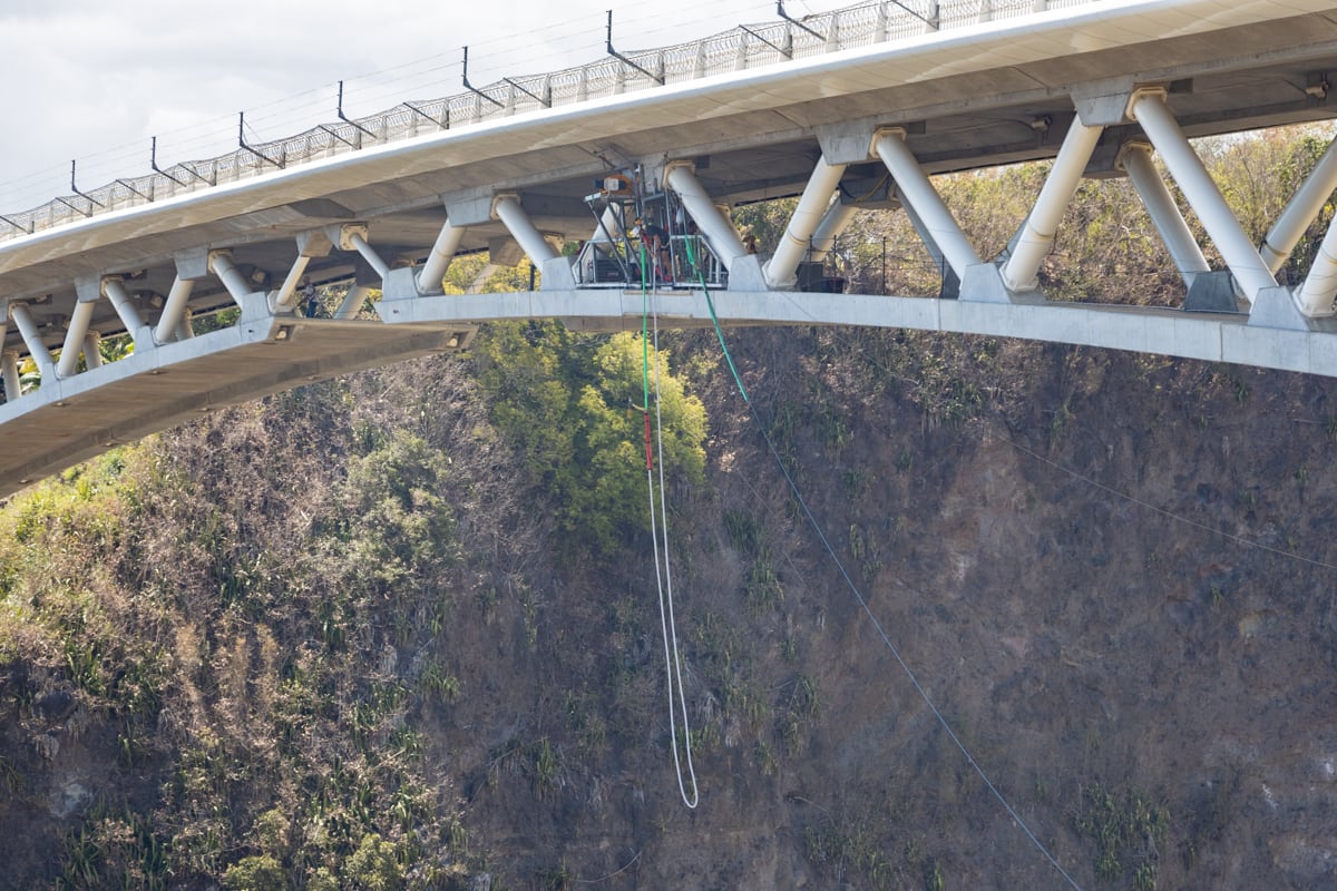 Vue d'une personne faisant du saut à l'élastique